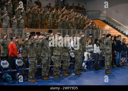 Des soldats américains avec la 41st Field Artillery Brigade (41st FAB) et des invités distingués et des visiteurs saluent lors d’une cérémonie de prise de responsabilité à Tower Barracks, Grafenwoehr, Allemagne, le 24 janvier 2024. Le commandant Sgt. Caleb Webster a été accueilli en tant que nouveau conseiller enrôlé principal du 41st FAB. La 41e FAB est la seule brigade de pompiers basée en Europe. Les « Rail Gunners ! » Brigade fournit des tirs stratégiques, opérationnels et tactiques et un soutien à travers le Commandement européen des États-Unis. Banque D'Images