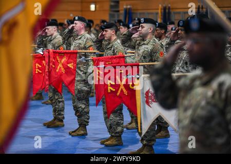 Des soldats américains de la 41e brigade d'artillerie de campagne (41e FAB) saluent lors d'une cérémonie de prise de responsabilité à Tower Barracks, Grafenwoehr, Allemagne, le 24 janvier 2024. Le commandant Sgt. Caleb Webster a été accueilli en tant que nouveau conseiller enrôlé principal du 41st FAB. La 41e FAB est la seule brigade de pompiers basée en Europe. Les « Rail Gunners ! » Brigade fournit des tirs stratégiques, opérationnels et tactiques et un soutien à travers le Commandement européen des États-Unis. Banque D'Images