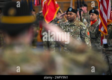 Le Sgt. Major Phillip Cole, sergent-major des opérations de la 41st Field Artillery Brigade, salue devant la formation lors d'une cérémonie d'accession à la responsabilité à Tower Barracks, Grafenwoehr, Allemagne, le 24 janvier 2024. Le commandant Sgt. Caleb Webster a été accueilli en tant que nouveau conseiller enrôlé principal du 41st FAB. La 41e FAB est la seule brigade de pompiers basée en Europe. Les « Rail Gunners ! » Brigade fournit des tirs stratégiques, opérationnels et tactiques et un soutien à travers le Commandement européen des États-Unis. Banque D'Images