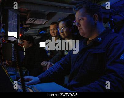 Chef des pompiers Todd Peterson (à gauche), natif de Roselle, Illinois, lieutenant-commandant. Jochelle Schatz (au centre), originaire de Chewelah, Washington, tous deux affectés au commandant du Carrier Strike Group 15, et technicien cryptologique (technique) de 1e classe Tristin Anderson, originaire du Mt. Juliet, Tennessee, surveille les contacts de surface et aériens pendant l’entraînement aux systèmes de combat à bord du navire de transport amphibie de classe San Antonio USS Somerset (LPD 25) alors qu’il se déplaçait dans l’océan Pacifique, le 8 janvier 2024. Le Boxer Amphibious Ready Group, composé de l'USS Boxer (LHD 4), du Somerset et de l'USS Harpers Ferry (LSD) Banque D'Images