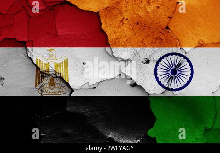 Drapeaux de l'Egypte et de l'Inde peints sur le mur fissuré Banque D'Images