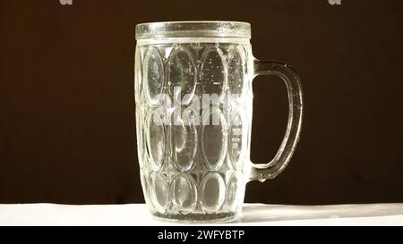De l'eau douce dans une tasse en verre clair, de l'eau potable saine pour les activités quotidiennes Banque D'Images