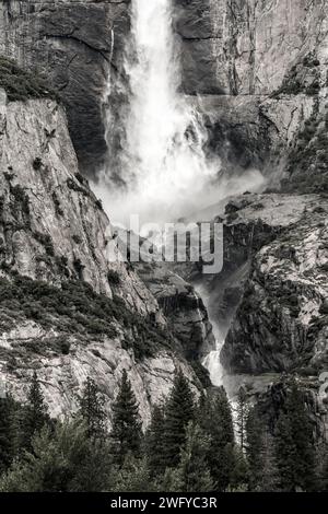 Couleurs fanées à la base des chutes Upper Yosemite en été Banque D'Images