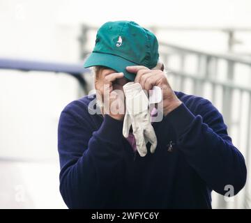 Pebble Beach, États-Unis. 01 février 2024. Pebble Beach, Monterey, Californie, USA - 1 février 2024 entrepreneur irlandais, Dermot Desmond, il semble se cacher des photographes alors qu'il marche sur le tee pour commencer sa première manche lors du deuxième événement « Signature » de la saison USA PGA Tour, l'AT&T Pebble Beach Pro-Am au célèbre Pebble Beach Links. Crédit : Motofoto/Alamy Live News Banque D'Images