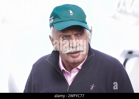 Pebble Beach, États-Unis. 01 février 2024. Pebble Beach, Monterey, Californie, États-Unis - 1 février 2024 l'entrepreneur irlandais Dermot Desmond, marche sur le tee pour commencer sa première manche au deuxième événement « Signature » de la saison USA PGA Tour - l'AT&T Pebble Beach Pro-Am au célèbre Pebble Beach Links. Crédit : Motofoto/Alamy Live News Banque D'Images