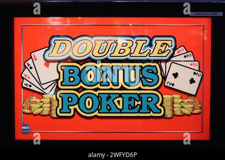 IGT double Bonus Poker Video Poker machine à sous éclairage panneau de verre rectangulaire sur une machine de jeu dans une salle de jeux. Banque D'Images