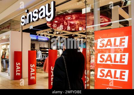 Cracovie, Pologne. 31 janvier 2024. Un shopper se promène devant la boutique Sinsay dans le centre commercial Krakow Gallery alors que les ventes de la saison hivernale se poursuivent dans la plupart des boutiques de rue. Crédit : SOPA Images Limited/Alamy Live News Banque D'Images