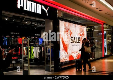 Cracovie, Pologne. 31 janvier 2024. Un acheteur se promène devant la boutique Puma dans le centre commercial Krakow Gallery alors que les ventes de la saison hivernale se poursuivent dans la plupart des boutiques de rue. Crédit : SOPA Images Limited/Alamy Live News Banque D'Images