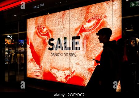 Cracovie, Pologne. 31 janvier 2024. Un acheteur se promène devant la boutique Puma dans le centre commercial Krakow Gallery alors que les ventes de la saison hivernale se poursuivent dans la plupart des boutiques de rue. Crédit : SOPA Images Limited/Alamy Live News Banque D'Images