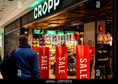 Cracovie, Pologne. 31 janvier 2024. Un acheteur se promène devant la boutique Cropp dans le centre commercial Krakow Gallery alors que les ventes de la saison hivernale se poursuivent dans la plupart des boutiques de rue. Crédit : SOPA Images Limited/Alamy Live News Banque D'Images