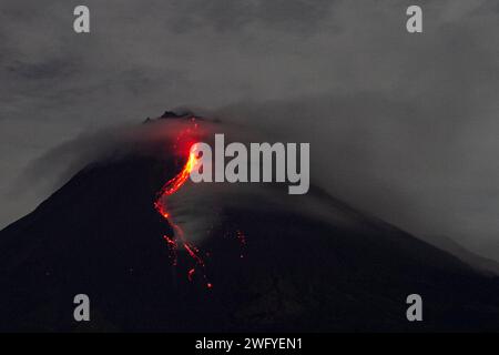 Magelang, Java central, Indonésie. 1 février 2024. Le mont Merapi crache du matériel volcanique, vu depuis le village de Srumbung, Magelang, Java central. Actuellement, l'activité volcanique du Merapi est encore assez élevée, avec un état d'alerte ou de niveau III Il est conseillé au public de se tenir à l’écart des zones dangereuses recommandées et d’être conscient des dangers de la lave et des nuages chauds qui tombent, surtout lorsqu’il pleut autour du mont Merapi. (Image de crédit : © Angga Budhiyanto/ZUMA Press Wire) USAGE ÉDITORIAL SEULEMENT! Non destiné à UN USAGE commercial ! Banque D'Images