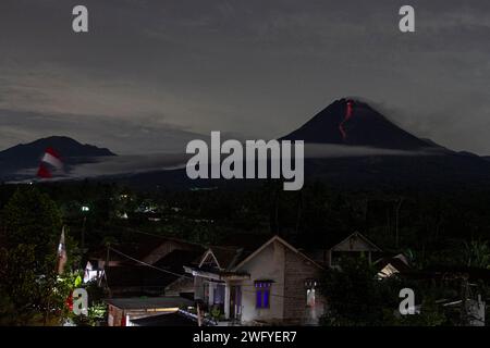 Magelang, Java central, Indonésie. 1 février 2024. Le mont Merapi crache du matériel volcanique, vu depuis le village de Srumbung, Magelang, Java central. Actuellement, l'activité volcanique du Merapi est encore assez élevée, avec un état d'alerte ou de niveau III Il est conseillé au public de se tenir à l’écart des zones dangereuses recommandées et d’être conscient des dangers de la lave et des nuages chauds qui tombent, surtout lorsqu’il pleut autour du mont Merapi. (Image de crédit : © Angga Budhiyanto/ZUMA Press Wire) USAGE ÉDITORIAL SEULEMENT! Non destiné à UN USAGE commercial ! Banque D'Images