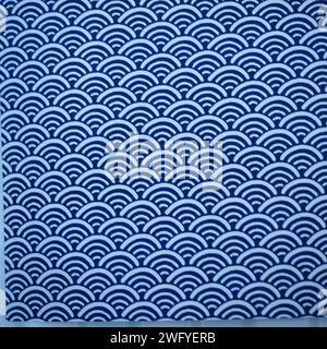 Motifs japonais traditionnels avec de nombreuses formes de vagues identiques Banque D'Images