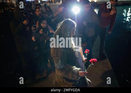 Istanbul, Turquie. 01 février 2024. Les parents de ceux qui ont perdu la vie dans le tremblement de terre ont vu jeter des œillets dans la mer. Le 06.02.2023, à 04:17 et 13:24 heure de la Turquie, deux tremblements de terre de magnitude 7,7 et 7,6 se sont produits, avec des épicentres à Pazarc?k (Kahramanmaras) et Elbistan (Kahramanmaras). Les proches de ceux qui ont perdu la vie dans le tremblement de terre se sont réunis à Kadikoy Pier et ont jeté des œillets dans la mer après le communiqué de presse. Crédit : SOPA Images Limited/Alamy Live News Banque D'Images