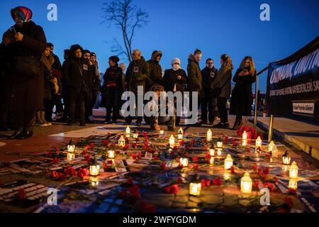 Istanbul, Turquie. 01 février 2024. Ceux qui ont perdu la vie dans le tremblement de terre ont été laissés avec des œillets par leurs proches. Le 06.02.2023, à 04:17 et 13:24 heure de la Turquie, deux tremblements de terre de magnitude 7,7 et 7,6 se sont produits, avec des épicentres à Pazarc?k (Kahramanmaras) et Elbistan (Kahramanmaras). Les proches de ceux qui ont perdu la vie dans le tremblement de terre se sont réunis à Kadikoy Pier et ont jeté des œillets dans la mer après le communiqué de presse. Crédit : SOPA Images Limited/Alamy Live News Banque D'Images