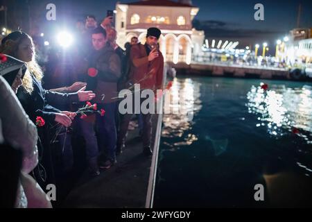 Istanbul, Turquie. 01 février 2024. Les parents de ceux qui ont perdu la vie dans le tremblement de terre ont vu jeter des œillets dans la mer. Le 06.02.2023, à 04:17 et 13:24 heure de la Turquie, deux tremblements de terre de magnitude 7,7 et 7,6 se sont produits, avec des épicentres à Pazarc?k (Kahramanmaras) et Elbistan (Kahramanmaras). Les proches de ceux qui ont perdu la vie dans le tremblement de terre se sont réunis à Kadikoy Pier et ont jeté des œillets dans la mer après le communiqué de presse. Crédit : SOPA Images Limited/Alamy Live News Banque D'Images