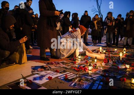 Istanbul, Turquie. 01 février 2024. Ceux qui ont perdu la vie dans le tremblement de terre ont été laissés avec des œillets par leurs proches. Le 06.02.2023, à 04:17 et 13:24 heure de la Turquie, deux tremblements de terre de magnitude 7,7 et 7,6 se sont produits, avec des épicentres à Pazarc?k (Kahramanmaras) et Elbistan (Kahramanmaras). Les proches de ceux qui ont perdu la vie dans le tremblement de terre se sont réunis à Kadikoy Pier et ont jeté des œillets dans la mer après le communiqué de presse. Crédit : SOPA Images Limited/Alamy Live News Banque D'Images