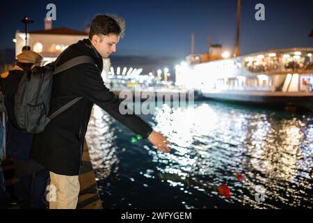 Istanbul, Turquie. 01 février 2024. Les parents de ceux qui ont perdu la vie dans le tremblement de terre ont vu jeter des œillets dans la mer. Le 06.02.2023, à 04:17 et 13:24 heure de la Turquie, deux tremblements de terre de magnitude 7,7 et 7,6 se sont produits, avec des épicentres à Pazarc?k (Kahramanmaras) et Elbistan (Kahramanmaras). Les proches de ceux qui ont perdu la vie dans le tremblement de terre se sont réunis à Kadikoy Pier et ont jeté des œillets dans la mer après le communiqué de presse. Crédit : SOPA Images Limited/Alamy Live News Banque D'Images