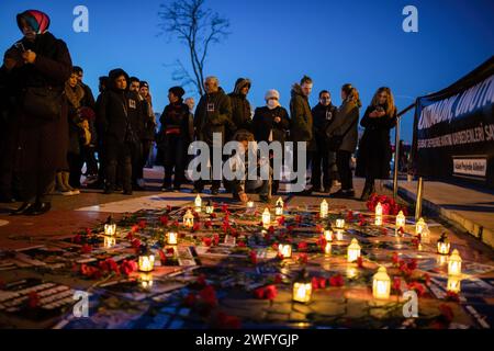 Istanbul, Turquie. 01 février 2024. Ceux qui ont perdu la vie dans le tremblement de terre ont été laissés avec des œillets par leurs proches. Le 06.02.2023, à 04:17 et 13:24 heure de la Turquie, deux tremblements de terre de magnitude 7,7 et 7,6 se sont produits, avec des épicentres à Pazarc?k (Kahramanmaras) et Elbistan (Kahramanmaras). Les proches de ceux qui ont perdu la vie dans le tremblement de terre se sont réunis à Kadikoy Pier et ont jeté des œillets dans la mer après le communiqué de presse. (Photo Onur Dogman/SOPA Images/Sipa USA) crédit : SIPA USA/Alamy Live News Banque D'Images