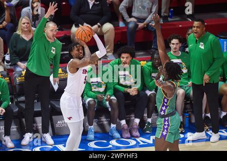 Dallas, Texas, États-Unis. 01 février 2024. Ricardo Wright, le garde des Mustangs de SMU tente de tirer sur un défenseur des Tulane Green Waves pendant la première moitié d'un match de basket-ball universitaire au Moody Coliseum de Dallas, Texas. Austin McAfee/CSM/Alamy Live News Banque D'Images