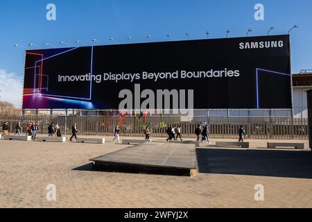 Barcelone, Espagne. 01 février 2024. Un énorme panneau d'affichage pour le fabricant sud-coréen d'électronique grand public Samsung vu à l'entrée du centre d'exposition Fira de Barcelona-Gran via lors de la célébration ISE 2024. Du 30 janvier au 2 février, la vingtième édition d’Integrated Systems Europe (ISE) 2024 aura lieu à Barcelone, sur le site de la Fira de Barcelona-Gran via, qui réunit des exposants de grandes entreprises et fabricants du secteur audiovisuel. Crédit : SOPA Images Limited/Alamy Live News Banque D'Images