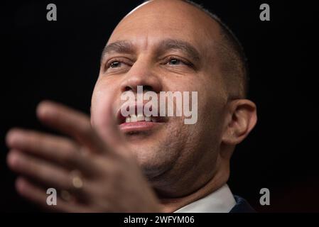 Washington, États-Unis. 01 février 2024. Hakeem Jeffries (démocrate de New York), leader de la minorité à la Chambre des États-Unis, lors de sa conférence de presse hebdomadaire au Capitole à Washington, DC, USA, le jeudi 1 février 2024. Photo Annabelle Gordon/CNP/ABACAPRESS.COM crédit : Abaca Press/Alamy Live News Banque D'Images