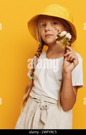 Moments joyeux : capturer la beauté de l'enfance dans le soleil d'été Banque D'Images