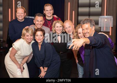 Modérateur Wayne Carpendale macht ein Handyfoto mit den Gaesten der Sendung : hinten von Links : Bjoern Freitag, Fatih Cevikollu, Wilson Gonzalez Ochsenknecht Vordere Reihe von Links : Sabine Heinrich, Muriel Baumeister, Susan Link, Heino Ferch, Katja Burkard. In der Sendung , Koelner Treff,, im WDR Fernsehen, 01.02.2024. *** Présentateur Wayne Carpendale prend une photo de téléphone portable avec les invités de l'émission Retour de gauche Bjoern Freitag, Fatih Cevikollu, Wilson Gonzalez Ochsenknecht première rangée de gauche Sabine Heinrich, Muriel Baumeister, Susan Link, Heino Ferch, Katja Burkard dans l'émission, Koeln Banque D'Images