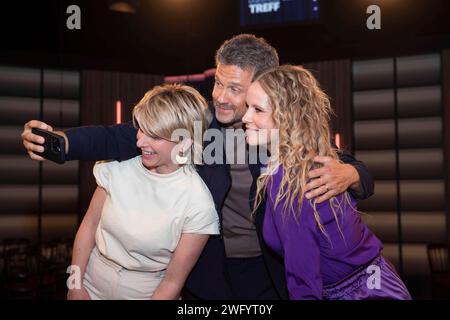 Wayne Carpendale macht ein Handyfoto von sich mit Sabine Heinrich und Katja Burkard in der Sendung ,,Koelner Treff,, im WDR Fernsehen, 01.02.2024. *** Wayne Carpendale prend une photo de téléphone portable de lui-même avec Sabine Heinrich et Katja Burkard dans le programme , Koelner Treff,, sur la télévision WDR, 01 02 2024 Banque D'Images