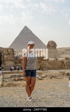 Jeune fille touristique italienne se dresse sur la toile de fond du Sphinx Banque D'Images