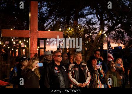 Dripping Spring, États-Unis. 01 février 2024. Environ un millier de personnes se sont rassemblées, ont écouté des discussions sur la sécurité frontalière et ont fait campagne pour des points de discussion conservateurs à la distillerie One Shot à Dripping Spring, Texas, le 1 février 2024. C'était le premier grand rassemblement du convoi 'Take Our Border Back' qui a commencé vers le 29 janvier 2024 et prévoit de se rendre à la frontière du Texas et du Mexique. (Photo de John Rudoff/Sipa USA) crédit : SIPA USA/Alamy Live News Banque D'Images