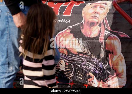 Dripping Spring, États-Unis. 01 février 2024. Environ un millier de personnes se sont rassemblées, ont écouté des discussions sur la sécurité frontalière et ont fait campagne pour des points de discussion conservateurs à la distillerie One Shot à Dripping Spring, Texas, le 1 février 2024. C'était le premier grand rassemblement du convoi 'Take Our Border Back' qui a commencé vers le 29 janvier 2024 et prévoit de se rendre à la frontière du Texas et du Mexique. (Photo de John Rudoff/Sipa USA) crédit : SIPA USA/Alamy Live News Banque D'Images