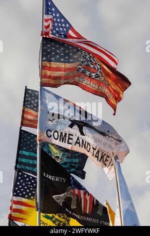 Dripping Spring, États-Unis. 01 février 2024. Environ un millier de personnes se sont rassemblées, ont écouté des discussions sur la sécurité frontalière et ont fait campagne pour des points de discussion conservateurs à la distillerie One Shot à Dripping Spring, Texas, le 1 février 2024. C'était le premier grand rassemblement du convoi 'Take Our Border Back' qui a commencé vers le 29 janvier 2024 et prévoit de se rendre à la frontière du Texas et du Mexique. (Photo de John Rudoff/Sipa USA) crédit : SIPA USA/Alamy Live News Banque D'Images