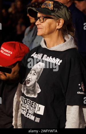 Dripping Spring, États-Unis. 01 février 2024. Environ un millier de personnes se sont rassemblées, ont écouté des discussions sur la sécurité frontalière et ont fait campagne pour des points de discussion conservateurs à la distillerie One Shot à Dripping Spring, Texas, le 1 février 2024. C'était le premier grand rassemblement du convoi 'Take Our Border Back' qui a commencé vers le 29 janvier 2024 et prévoit de se rendre à la frontière du Texas et du Mexique. (Photo de John Rudoff/Sipa USA) crédit : SIPA USA/Alamy Live News Banque D'Images