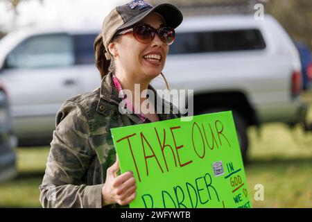 Dripping Spring, États-Unis. 01 février 2024. Environ un millier de personnes se sont rassemblées, ont écouté des discussions sur la sécurité frontalière et ont fait campagne pour des points de discussion conservateurs à la distillerie One Shot à Dripping Spring, Texas, le 1 février 2024. C'était le premier grand rassemblement du convoi 'Take Our Border Back' qui a commencé vers le 29 janvier 2024 et prévoit de se rendre à la frontière du Texas et du Mexique. (Photo de John Rudoff/Sipa USA) crédit : SIPA USA/Alamy Live News Banque D'Images