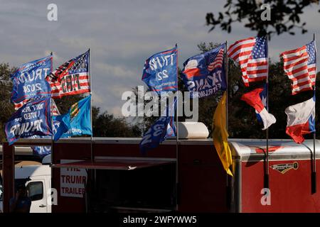 Dripping Spring, États-Unis. 01 février 2024. Environ un millier de personnes se sont rassemblées, ont écouté des discussions sur la sécurité frontalière et ont fait campagne pour des points de discussion conservateurs à la distillerie One Shot à Dripping Spring, Texas, le 1 février 2024. C'était le premier grand rassemblement du convoi 'Take Our Border Back' qui a commencé vers le 29 janvier 2024 et prévoit de se rendre à la frontière du Texas et du Mexique. (Photo de John Rudoff/Sipa USA) crédit : SIPA USA/Alamy Live News Banque D'Images