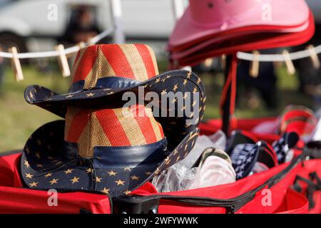 Dripping Spring, États-Unis. 01 février 2024. Environ un millier de personnes se sont rassemblées, ont écouté des discussions sur la sécurité frontalière et ont fait campagne pour des points de discussion conservateurs à la distillerie One Shot à Dripping Spring, Texas, le 1 février 2024. C'était le premier grand rassemblement du convoi 'Take Our Border Back' qui a commencé vers le 29 janvier 2024 et prévoit de se rendre à la frontière du Texas et du Mexique. (Photo de John Rudoff/Sipa USA) crédit : SIPA USA/Alamy Live News Banque D'Images