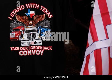 Dripping Spring, États-Unis. 01 février 2024. Environ un millier de personnes se sont rassemblées, ont écouté des discussions sur la sécurité frontalière et ont fait campagne pour des points de discussion conservateurs à la distillerie One Shot à Dripping Spring, Texas, le 1 février 2024. C'était le premier grand rassemblement du convoi 'Take Our Border Back' qui a commencé vers le 29 janvier 2024 et prévoit de se rendre à la frontière du Texas et du Mexique. (Photo de John Rudoff/Sipa USA) crédit : SIPA USA/Alamy Live News Banque D'Images