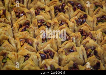 Dessert turc traditionnel, bukaj à la pistache ou baklava pyramidale, noix entières dans de la pâte phyllo fraîche dans une pâtisserie locale à Istanbul, en Turquie Banque D'Images