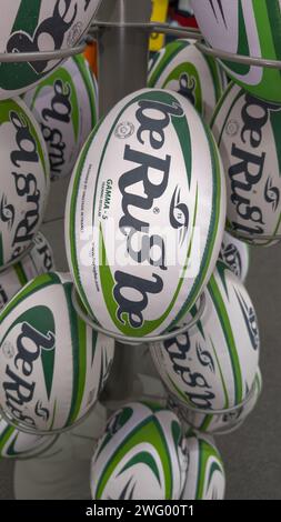 Bordeaux , France - 01 25 2024 : unistade BE tapis BE étagère avec ballons de rugby sur support de diplay dans le magasin sportif Banque D'Images