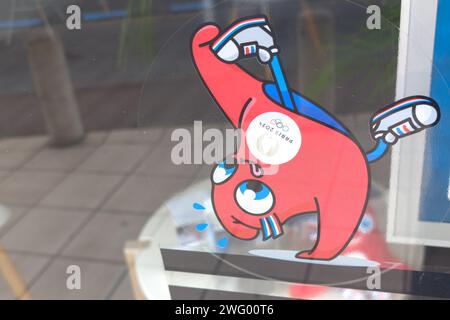 Paris , France - 01 14 2024 : mascotte des Jeux Olympiques de paris 2024 personnages rouges gymnaste Banque D'Images