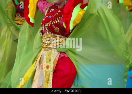 Les danseurs folkloriques indonésiens se produisant lors d'un festival en plein air Banque D'Images