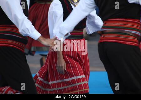 Les danseuses folkloriques serbes se produisant lors d'un festival en plein air Banque D'Images