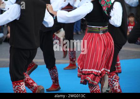 Les danseuses folkloriques serbes se produisant lors d'un festival en plein air Banque D'Images