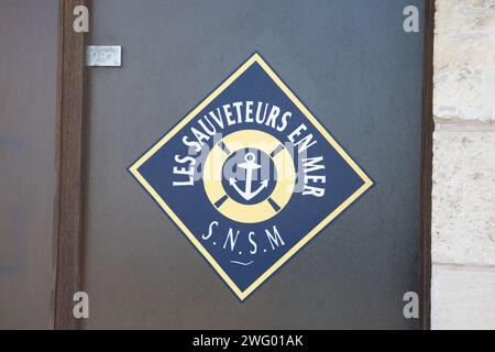 Bordeaux , France - 02 01 2024 : marque logo snsm les sauveteurs en mer et enseigne textuelle sur bureau agence de sauvetage maritime au port Banque D'Images