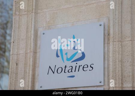 Bordeaux , France - 01 31 2024 : notaires signe texte français et logo marque sur mur de façade entrée du bureau notarial Banque D'Images