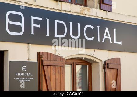 Bordeaux , France - 01 31 2024 : marque de logo fiduciaire et signe textuel de la société française leader des services Banque D'Images