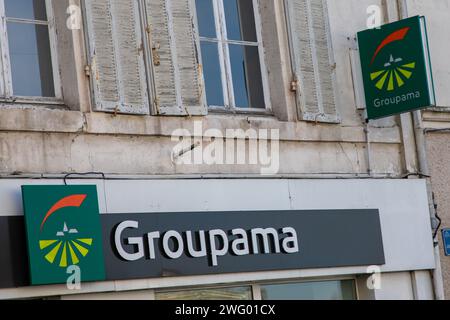 Bordeaux , France - 01 31 2024 : texte et logo de la marque Groupama façade avant de l'agence d'assurance française Banque D'Images