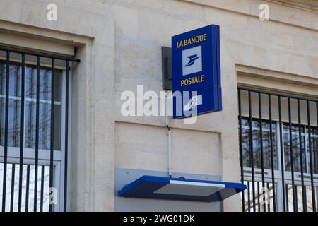 Bordeaux , France - 01 31 2024 : logo de la marque la Banque postale atm et enseigne textuelle chaîne de bureaux Agence de poste bancaire française Banque D'Images