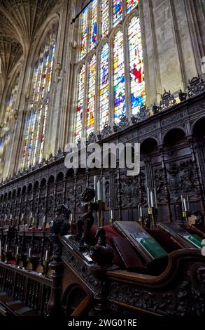 Cambridge, Royaume-Uni - 26 juin 2010 : les bancs en bois avec écran sculpté dans le célèbre chœur de la chapelle du collège King. Université de Cambridge. U Banque D'Images